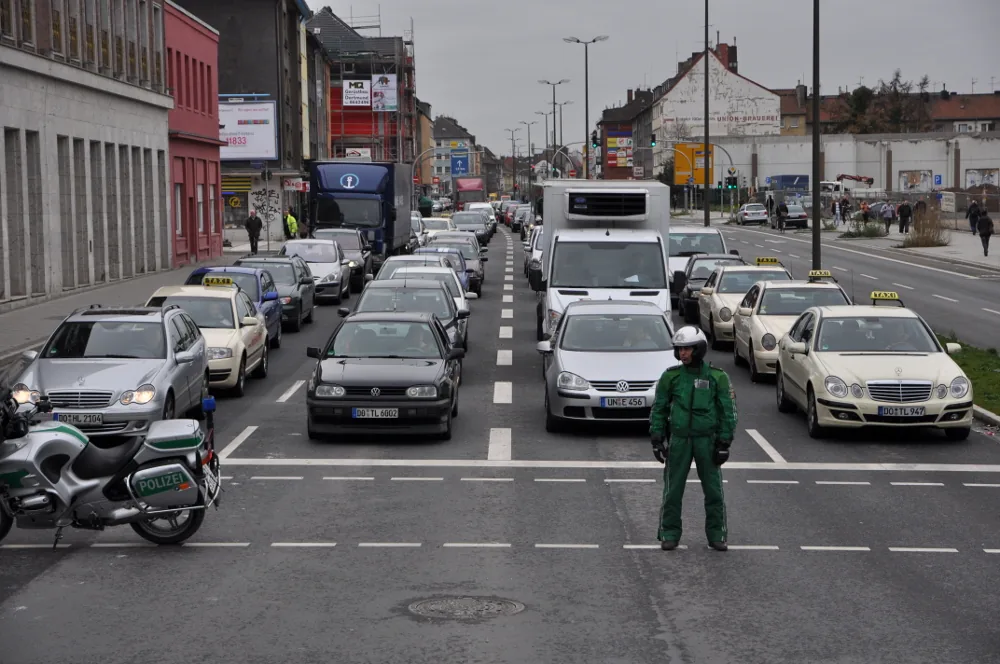 demo_dortmund_bildungssrtreik_polizist.jpg
