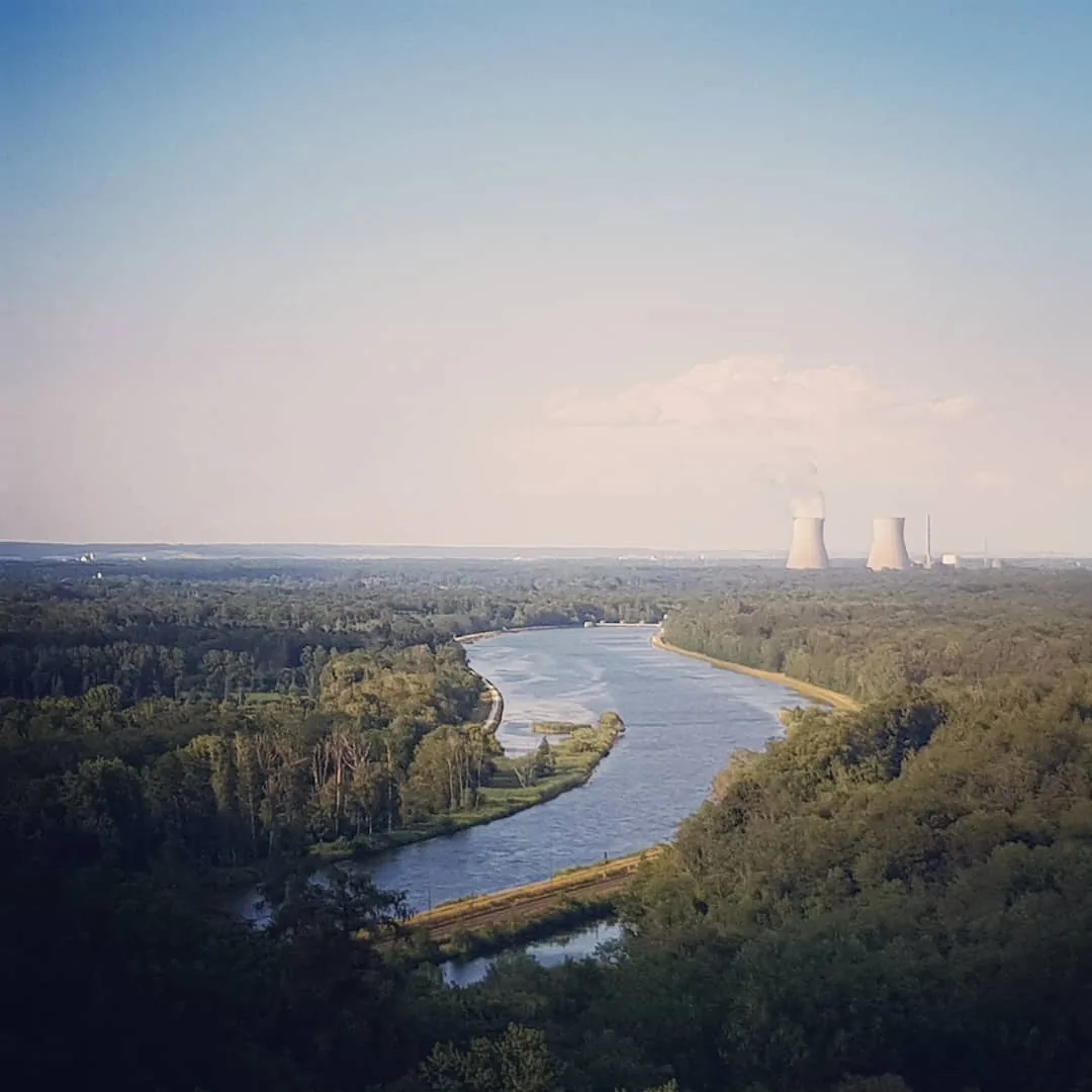 Idyllisches Atomkraftwerk am See