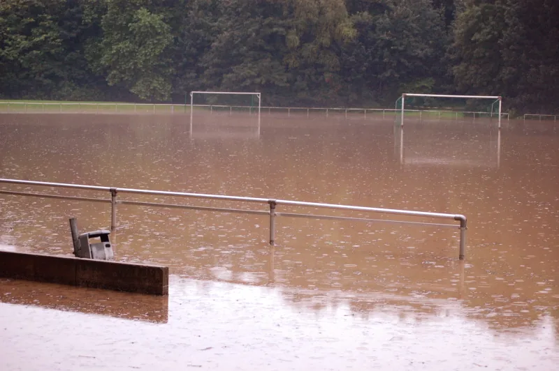 sportplatz_bummelberg_unter_wasser.jpg