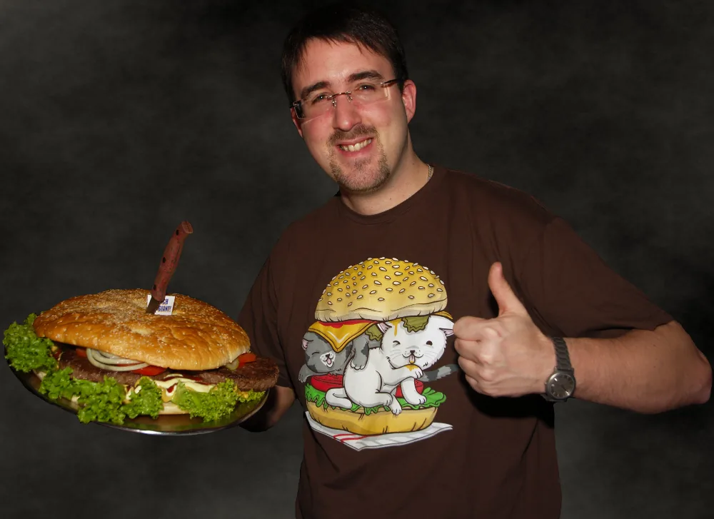 Frank mit einem Monsterburger