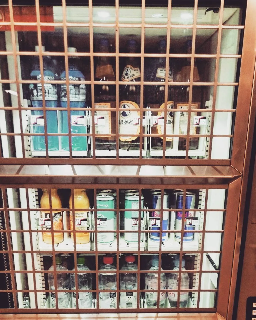 Club-Mate! Yeah! Jetzt nur noch an den Gittern vorbei kommen... ;)